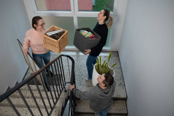 istock Two women move in together, friends help with the move 2102633761