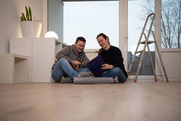 istock Two women move in together, friends help with the move 2102634069