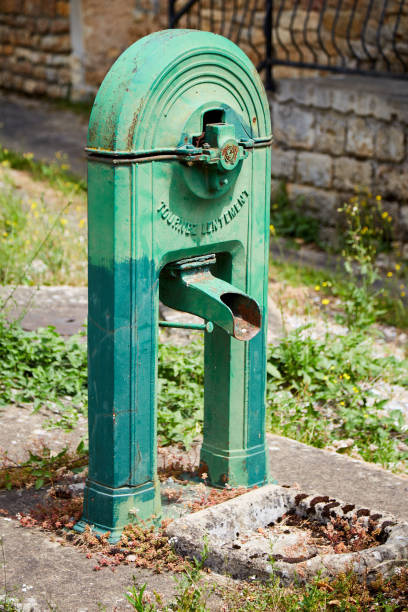 dry green public water spigot - well fountain water pipe pipe imagens e fotografias de stock