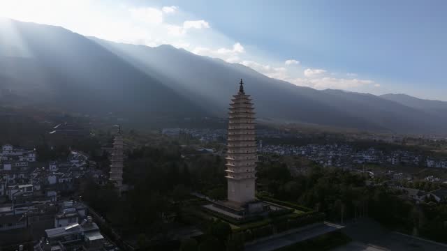Tyndall light with Three Pagodas of Chongsheng Temple in Dali