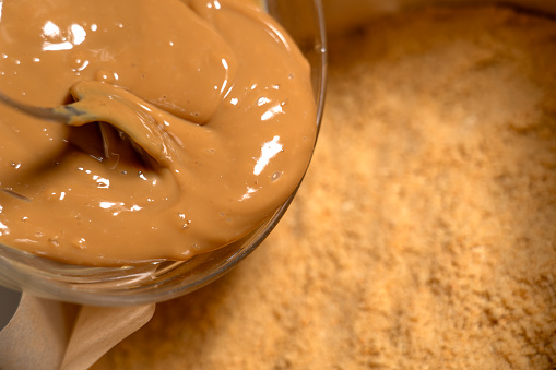Pour caramel sauce into springform with ground cookies base. Cooking Salted Caramel Chocolate Cold Cake Series.