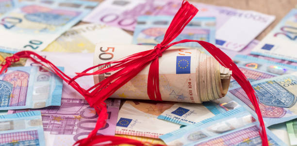 бумажные банкноты евро ес как часть торговой системы - european union currency gift currency number 500 стоковые фото и изображения
