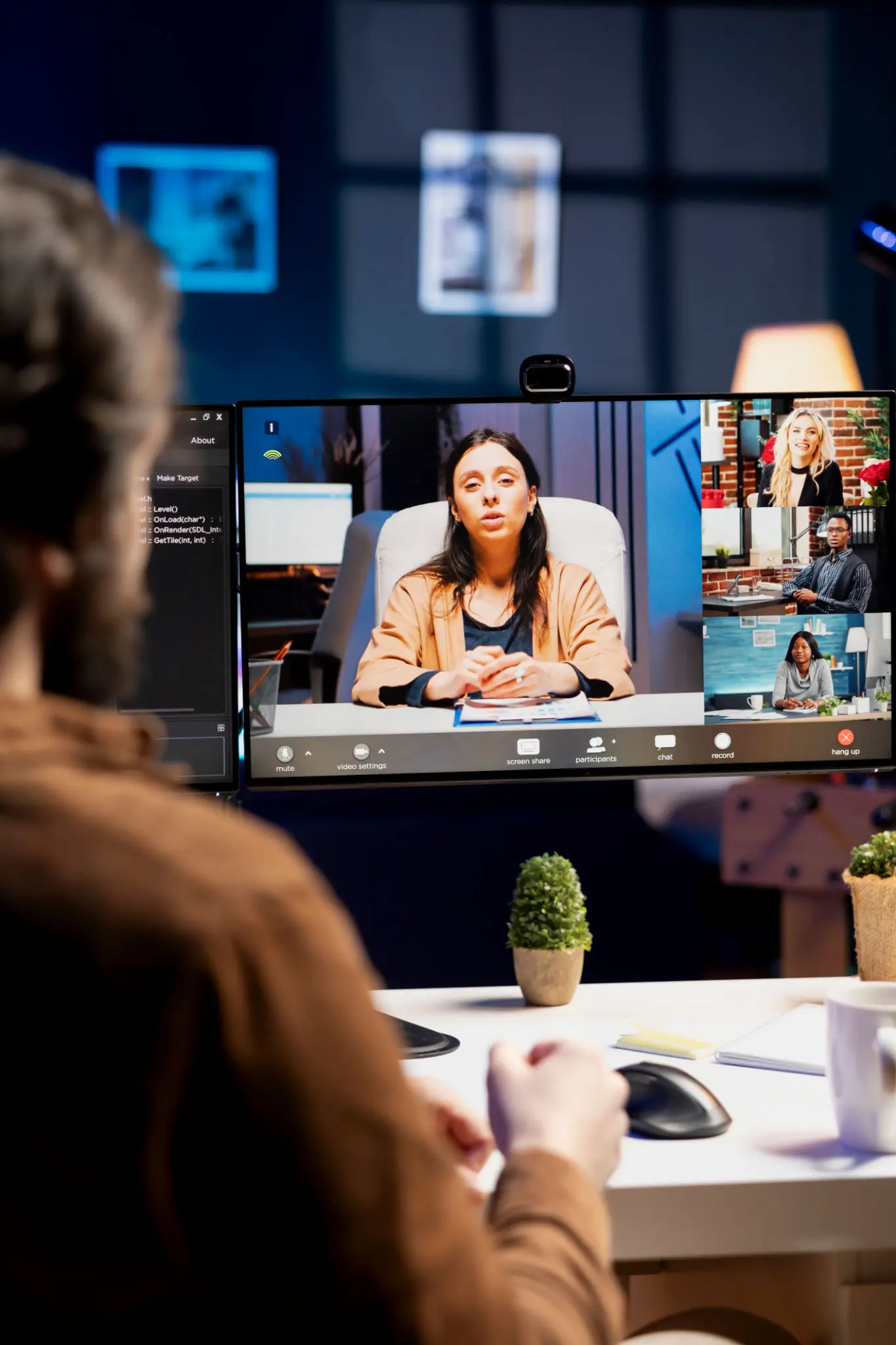 컴퓨터 자바스크립트 함수: 최적화된 사용법 2 Engineer talking with management in videocall about errors found in code