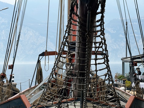 Ein Segelschiff in Malcesine am Gardasee