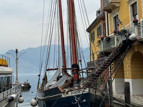 Ein Segelschiff in Malcesine am Gardasee