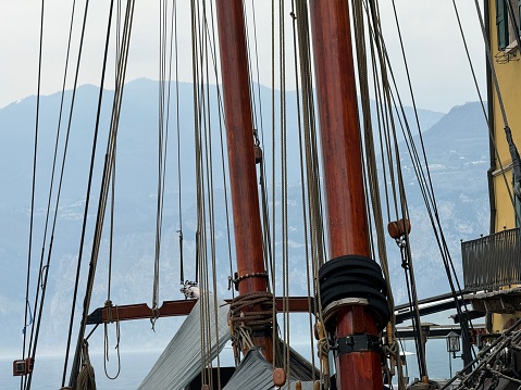 Ein Segelschiff in Malcesine am Gardasee