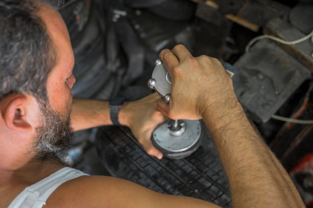 プレス機を使って損傷したタイヤを修理する男の手。ローカルビジネスコンセプト - vulcanize ストックフォトと画像