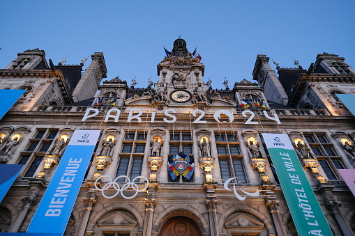 A tight shot of the facade of the city hall of the French capital and the logo \