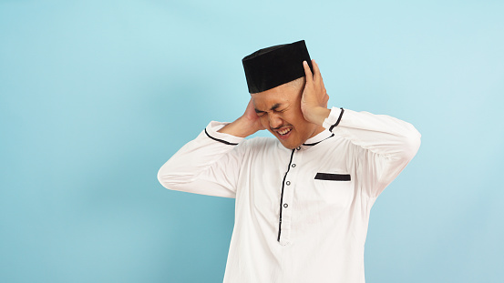Muslim men cover their ears so as not to hear bad things in the month of Ramadan, no evil