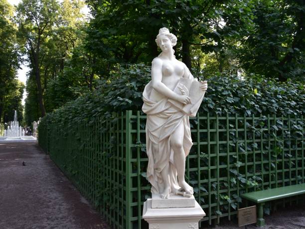 la estatua de 1717 de "alergias de la caridad" de p. baratta, que se encuentra en el jardín de verano de san petersburgo - buratta fotografías e imágenes de stock