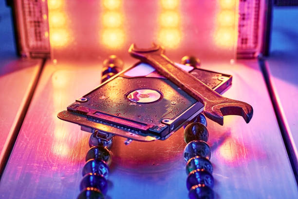 la imagen del disco duro y la llave inglesa en la mesa de los técnicos como componente - antivirus software audio fotografías e imágenes de stock