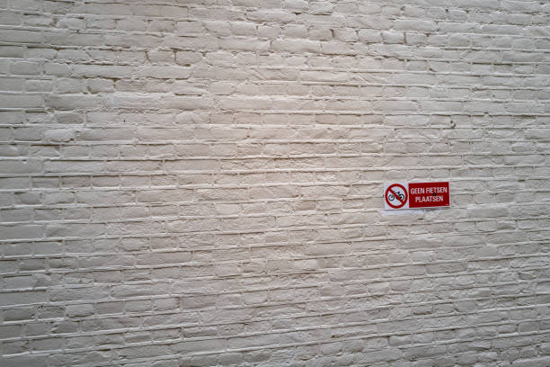 white brick wall with sign in dutch No bicycles to be parked