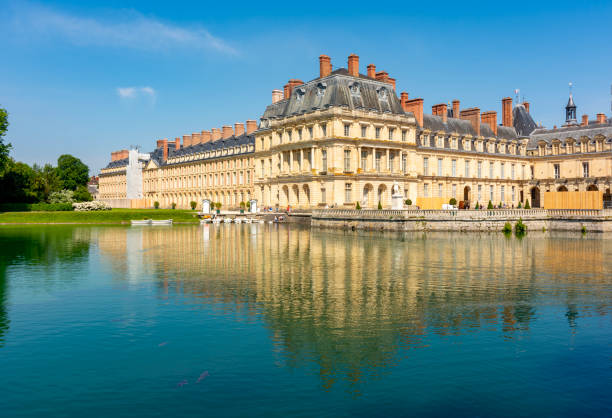 Fontainebleau palace (Chateau de Fontainebleau) and Carp's pond near Paris, France Fontainebleau, France - May 2019: Fontainebleau palace (Chateau de Fontainebleau) and Carp's pond near Paris chateau de fontainbleau stock pictures, royalty-free photos & images