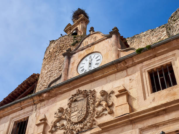 スペイン、セゴビア県セプルベダにある鐘の切妻と時計のある建物 - bell gable ストックフォトと画像