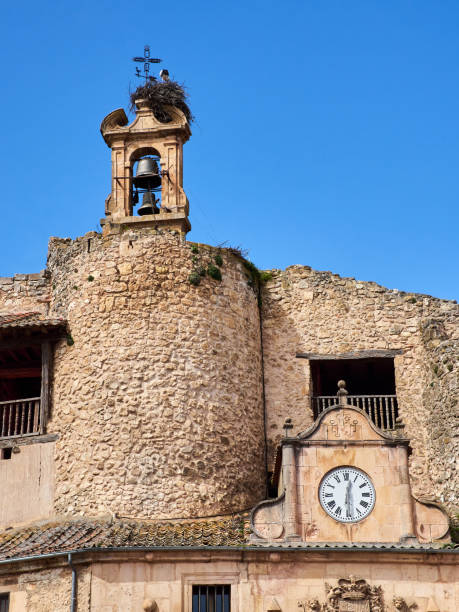 スペイン、セゴビア県セプルベダにある鐘の切妻と時計のある建物 - bell gable ストックフォトと画像