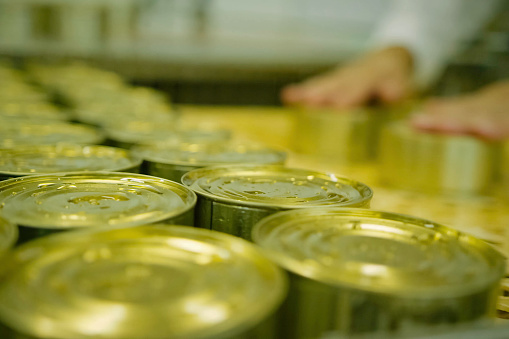 Cans of canned tin are on the packaging. Cannery