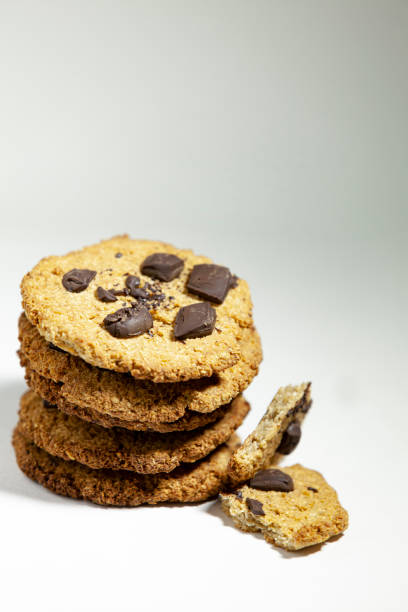 biscotti fatti a mano per una colazione sana. una pila di biscotti di farina d'avena fatti in casa con cioccolato fondente. - oat oatmeal isolated stack foto e immagini stock