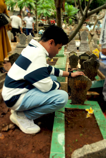 Ziarah comes from Arabic, namely ziyadah, which means to make a pilgrimage, visit or visiting the family cemetery.This tradition is carried out by many Indonesians before the arrival of the month of Ramadan.
