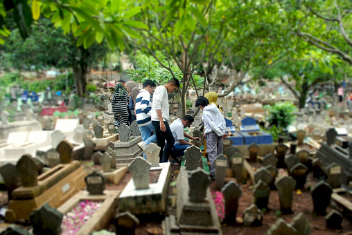 Ziarah comes from Arabic, namely ziyadah, which means to make a pilgrimage, visit or visiting the family cemetery.
This tradition is carried out by many Indonesians before the arrival of the month of Ramadan.