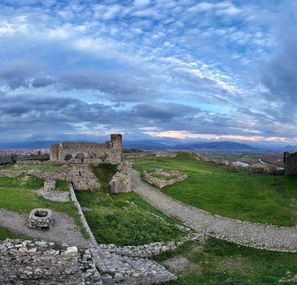 rozafa, kalaja e rozafës, shkoder castle in albania - grass church flood landscape imagens e fotografias de stock