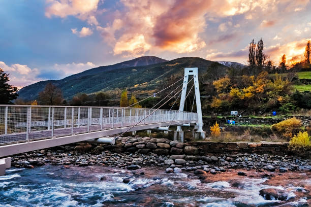 Puente metálico sobre el rio Sorrosal al atardecer. Pirineos. Broto. Huesca.