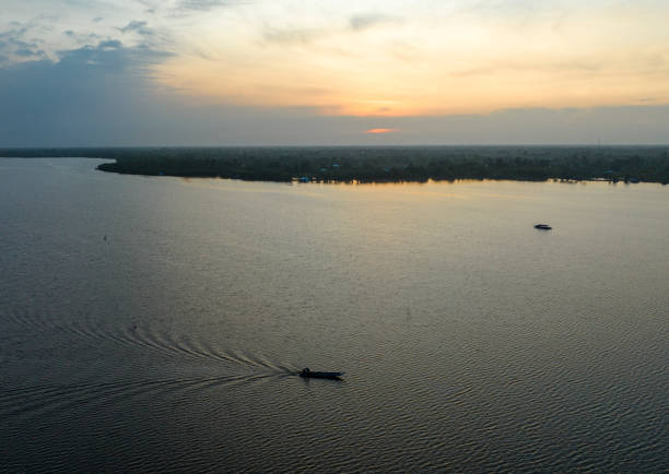 The vast Thi Tuong Lagoon is an ideal tourist destination for those who have fallen in love with the wild natural landscape, open space and dishes rich in Ca Mau's hometown. Thi Tuong Lagoon (also known as Ba Tuong Lagoon) is a natural lagoon with the largest area in Ca Mau in particular and the Mekong Delta in general. This place is also known as \