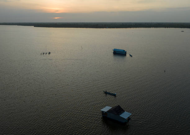 The vast Thi Tuong Lagoon is an ideal tourist destination for those who have fallen in love with the wild natural landscape, open space and dishes rich in Ca Mau's hometown. Thi Tuong Lagoon (also known as Ba Tuong Lagoon) is a natural lagoon with the largest area in Ca Mau in particular and the Mekong Delta in general. This place is also known as \
