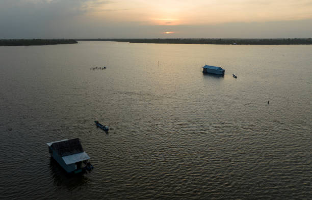 The vast Thi Tuong Lagoon is an ideal tourist destination for those who have fallen in love with the wild natural landscape, open space and dishes rich in Ca Mau's hometown. Thi Tuong Lagoon (also known as Ba Tuong Lagoon) is a natural lagoon with the largest area in Ca Mau in particular and the Mekong Delta in general. This place is also known as \