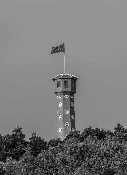 The Hanoi Flagpole project at Ca Mau Cape was researched and designed to simulate the ancient Hanoi Flagpole architecture, built solidly and modernly to withstand storms and sea erosion. The project was built with a total cost of about 140 billion VND. The flagpole has a total area of more than 16,000 m2 and a height of 45m, allowing visitors to climb to the upper floors to see the panoramic view of the Ca Mau mangrove forest, the vast East Sea, and the cluster of poetically beautiful islands between the East and West Seas. West Coast mudflats.
