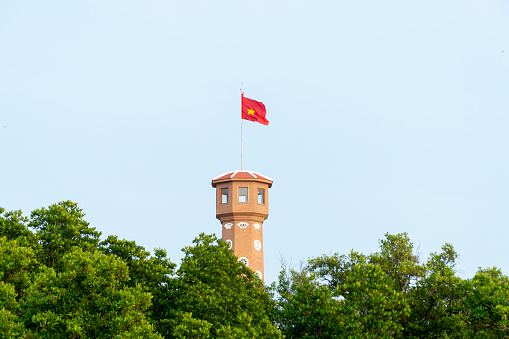 The Hanoi Flagpole project at Ca Mau Cape was researched and designed to simulate the ancient Hanoi Flagpole architecture, built solidly and modernly to withstand storms and sea erosion. The project was built with a total cost of about 140 billion VND. The flagpole has a total area of more than 16,000 m2 and a height of 45m, allowing visitors to climb to the upper floors to see the panoramic view of the Ca Mau mangrove forest, the vast East Sea, and the cluster of poetically beautiful islands between the East and West Seas. West Coast mudflats.