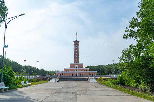 The Hanoi Flagpole project at Ca Mau Cape was researched and designed to simulate the ancient Hanoi Flagpole architecture, built solidly and modernly to withstand storms and sea erosion. The project was built with a total cost of about 140 billion VND. The flagpole has a total area of more than 16,000 m2 and a height of 45m, allowing visitors to climb to the upper floors to see the panoramic view of the Ca Mau mangrove forest, the vast East Sea, and the cluster of poetically beautiful islands between the East and West Seas. West Coast mudflats.