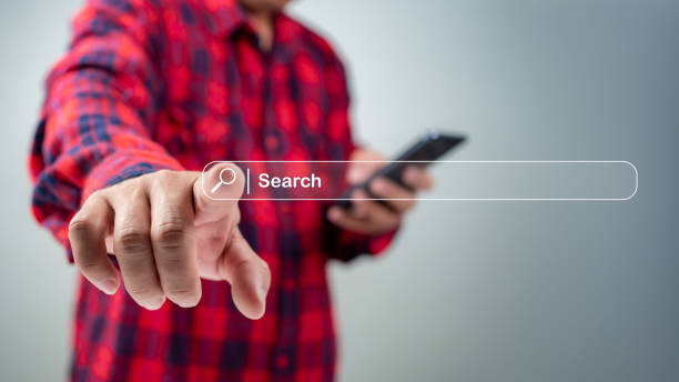 남자는 휴대 전화를 사용하여 인터넷 검색 정보 웹 사이트 온라인, 검색 엔진 최적화, 온라인 검색 정보, seo의 개념, 검색 엔진 최적화에서 데이터를 검색합니다. - iphone human finger search engine searching 뉴스 사진 이미지