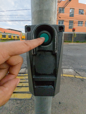Heavy traffic in the city of Suzano with the button for pedestrians to cross the street
