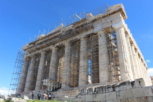 раскрытие истории: парфенон в афинах в процессе строительства - scaffolding ancient construction site athens greece стоковые фото и изображения