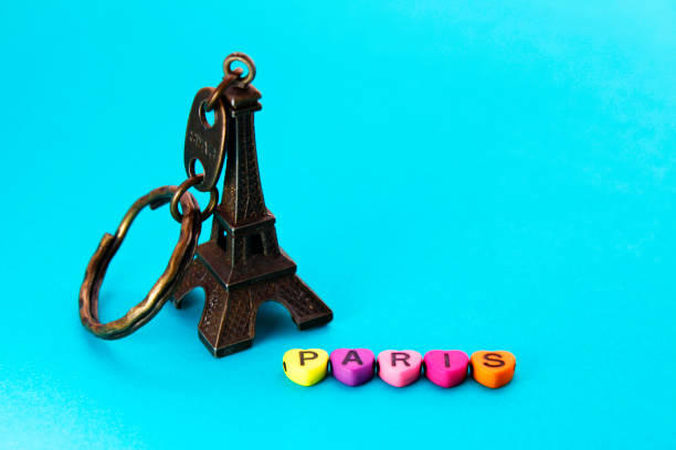 Keychain with the Eiffel Tower and hearts with the word Paris