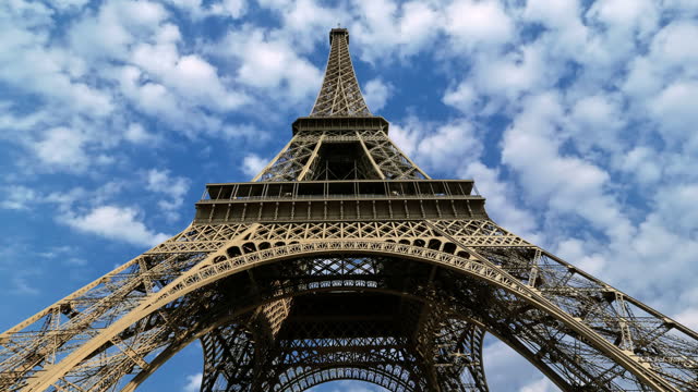 4k Time lapse : Eiffel tower in Paris, France