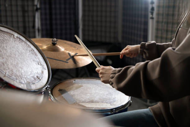 drummers hands holding sticks mid-performance on a drum set - toms - fotografias e filmes do acervo