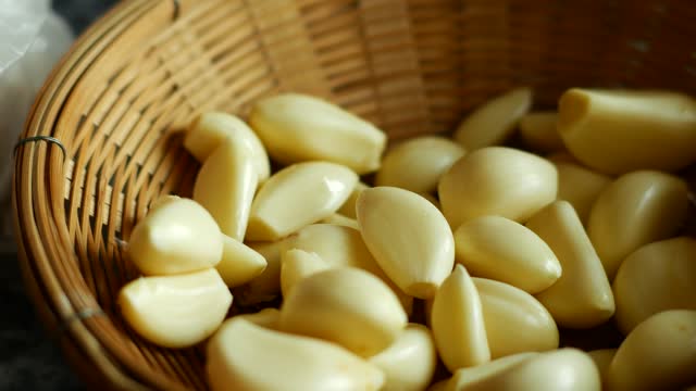 Garlic Cloves in Woven Bowl: Culinary Presentation