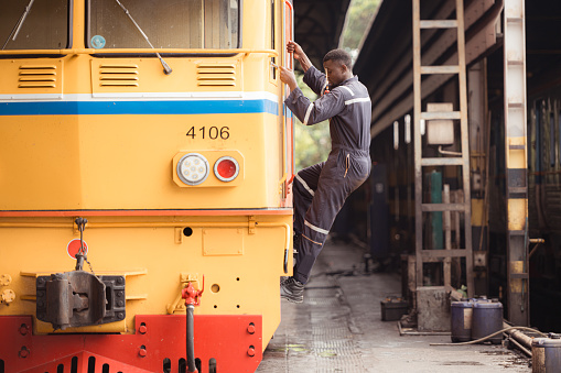 Diesel locomotive technician Inspect the train locomotive before it is used to drag train carriages to receive or transport goods and people.