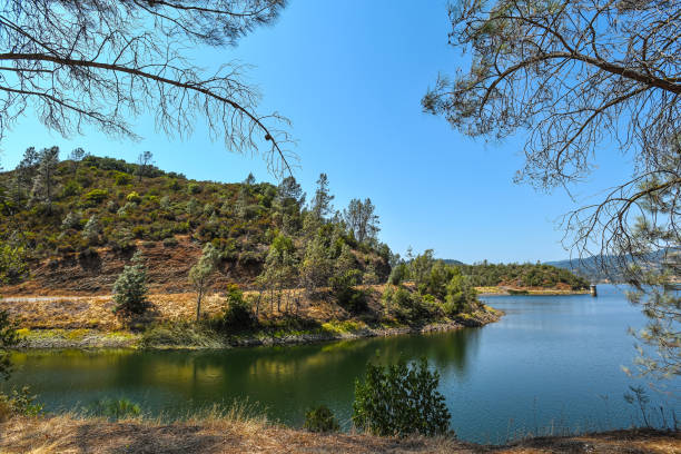 el hermoso lago hennessey en el condado de napa, california - lake hennessey fotografías e imágenes de stock