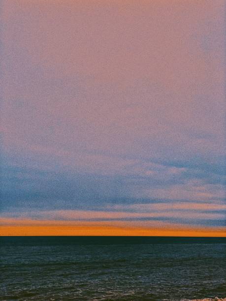 sunset over the sea, multicoloured hues in the sky, seascape sunset - hove imagens e fotografias de stock