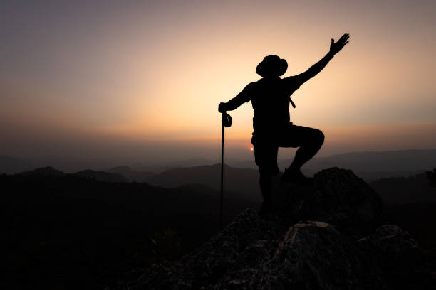 �успех альпиниста, силуэт достижения, успешная рука вверх человек на вершине холма, празднующий успех с восходом солнца. - heaven women sunrise inspiration стоковые фото и изображения