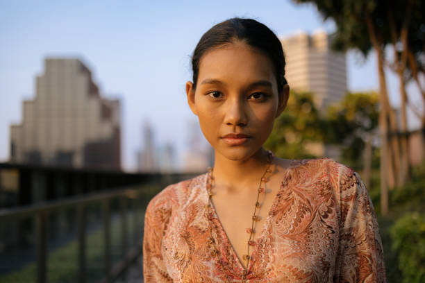 potret wanita thailand cantik di alam. - budaya thailand foto potret stok, foto, & gambar bebas royalti