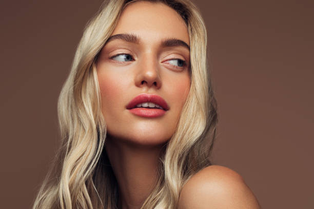 retrato de una muchacha joven con la piel hermosa y el maquillaje - labios-boca-humana fotografías e imágenes de stock