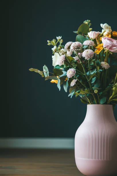 kwiatowa kompozycja w różowym wazonie na ciemnym tle, emanująca elegancją i spokojem, idealna dla miłośników wystroju wnętrz. koncepcja: wystrój wnętrz i wzory kwiatowe - 7656 zdjęcia i obrazy z banku zdjęć