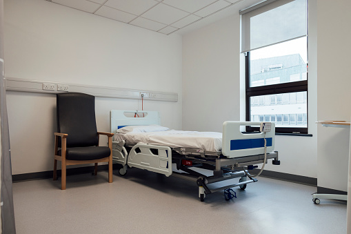 Automatic patient bed, medical equipment with clipping path