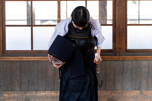 Kendo girl bowing