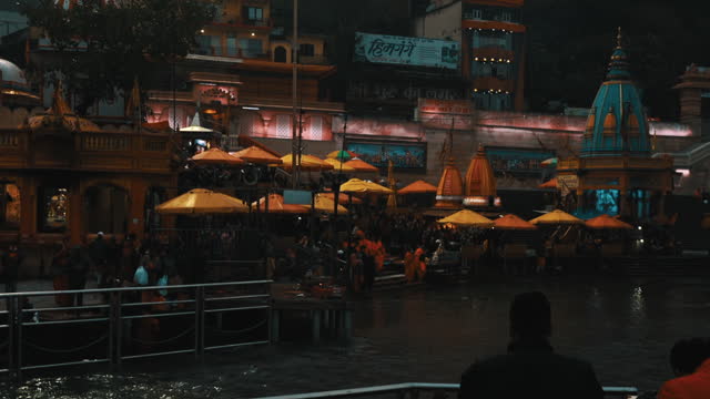 Evening prayers at Haridwar Ghat