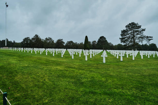 monumento conmemorativo en el cementerio de guerra estadounidense cerca de la playa de omaha. - basse normandy colleville 1944 france fotografías e imágenes de stock