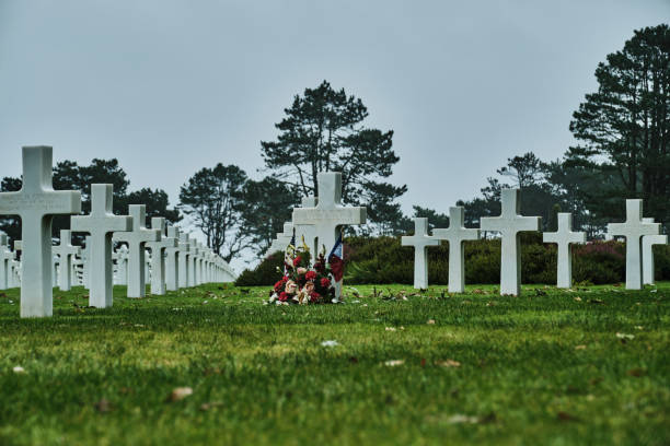monumento conmemorativo en el cementerio de guerra estadounidense cerca de la playa de omaha. - basse normandy colleville 1944 france fotografías e imágenes de stock